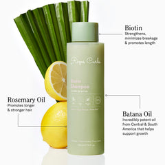 Etiqueta del producto destaca biotina y romero para cabello con brillo.