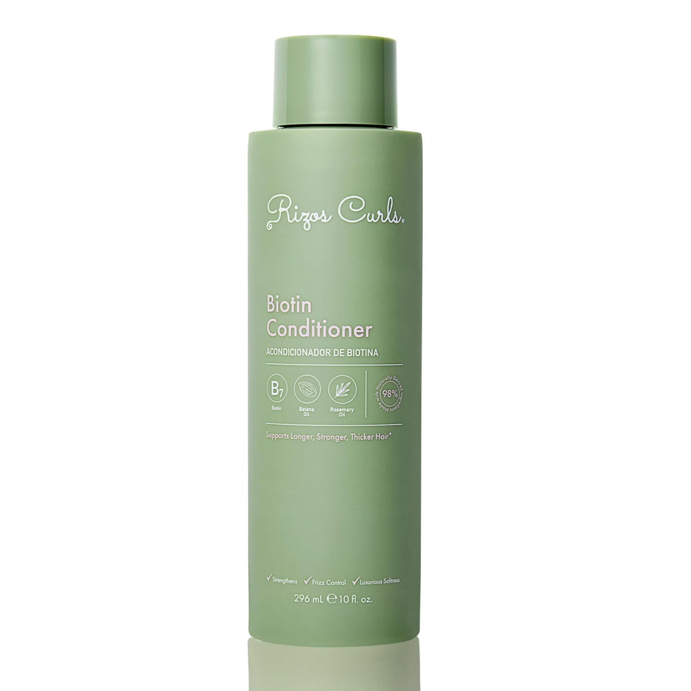 Rizos Curls Biotin Conditioner botella vertiendo, hidratación para todo tipo de cabello.