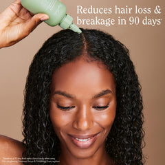 Masaje capilar con Rizos Curls Serum para mejor absorción