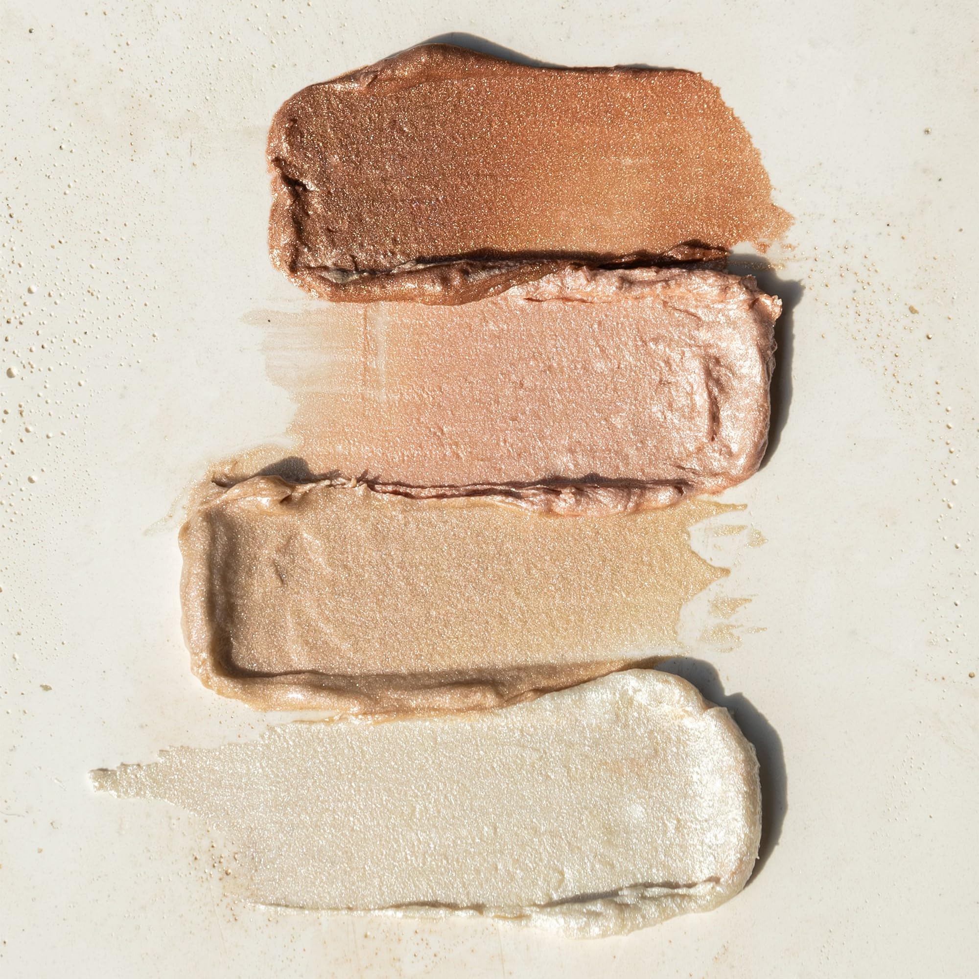 RMS Beauty iluminador crema, textura cremosa que realza la luminosidad.