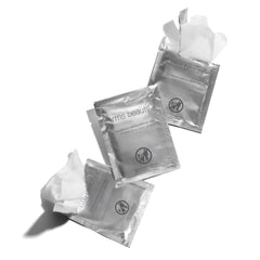 Peau sensible: lingettes hypoallergéniques respectant les zones délicates autour des yeux.