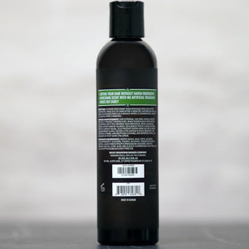Rocky Mountain Barber Company Acondicionador con aceites esenciales ofrece frescura natural.