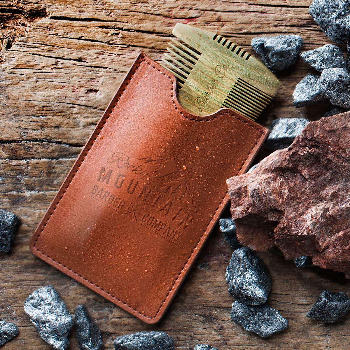 Peine hecho a mano de Rocky Mountain Barber Company en sándalo