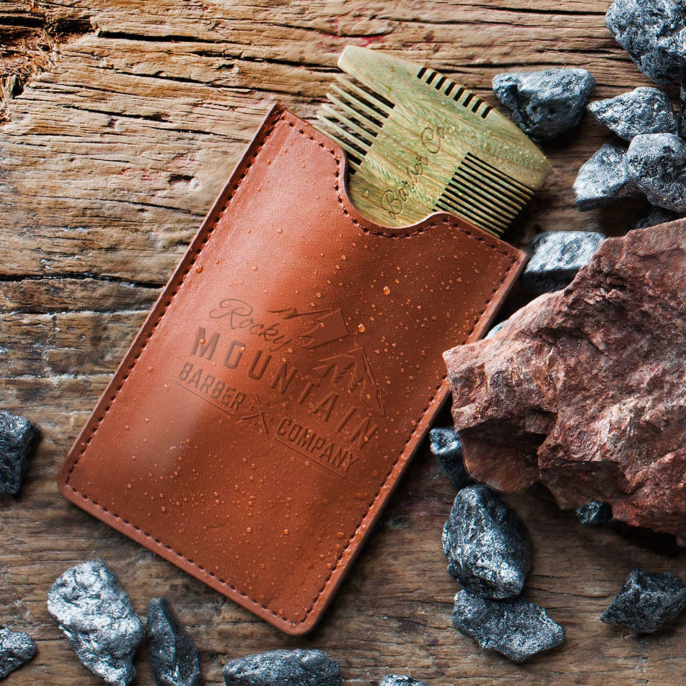 Peine hecho a mano de Rocky Mountain Barber Company en sándalo