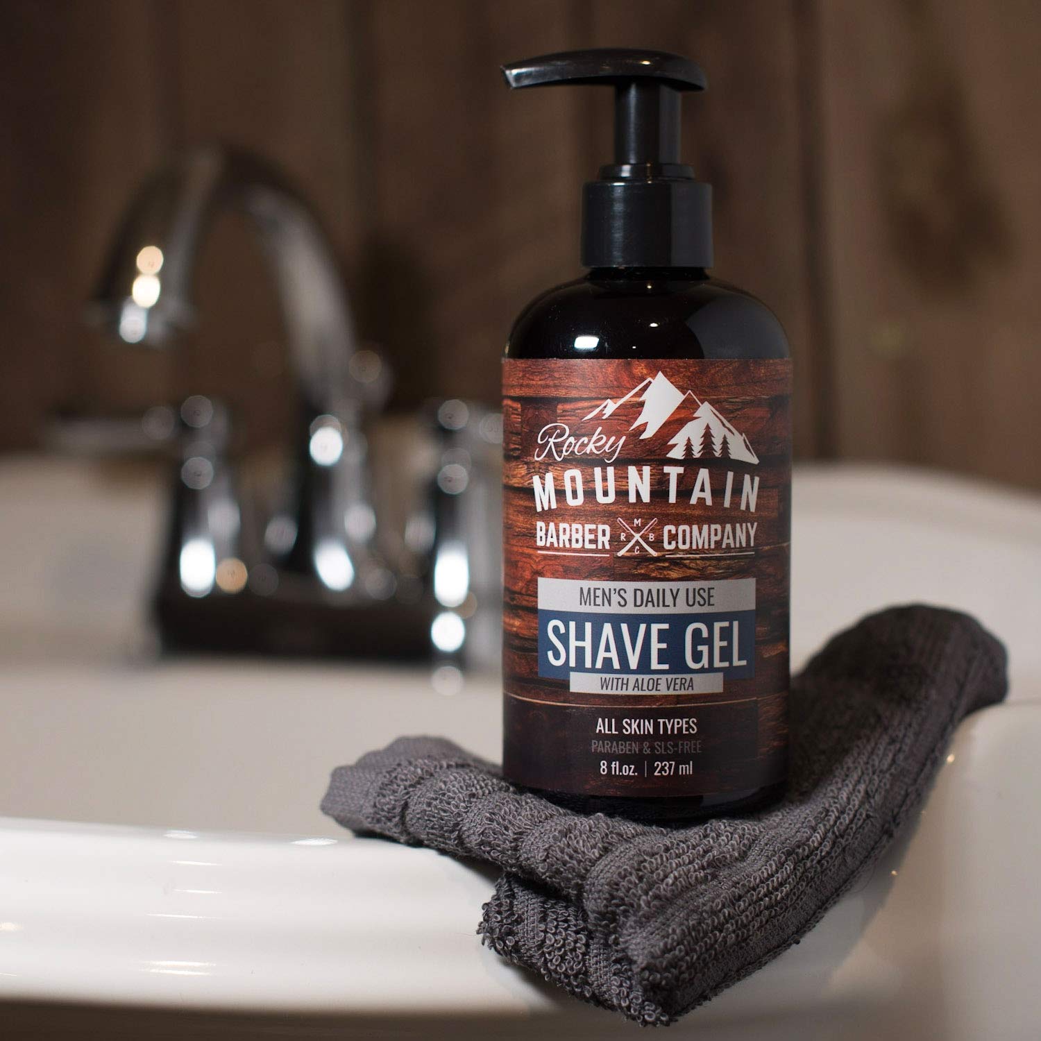 Se aplica fácilmente del gel claro de Rocky Mountain Barber Company sin espuma