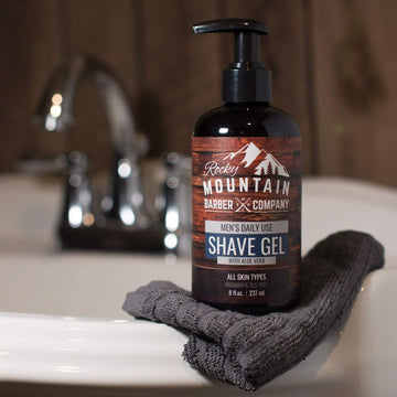 Se aplica fácilmente del gel claro de Rocky Mountain Barber Company sin espuma