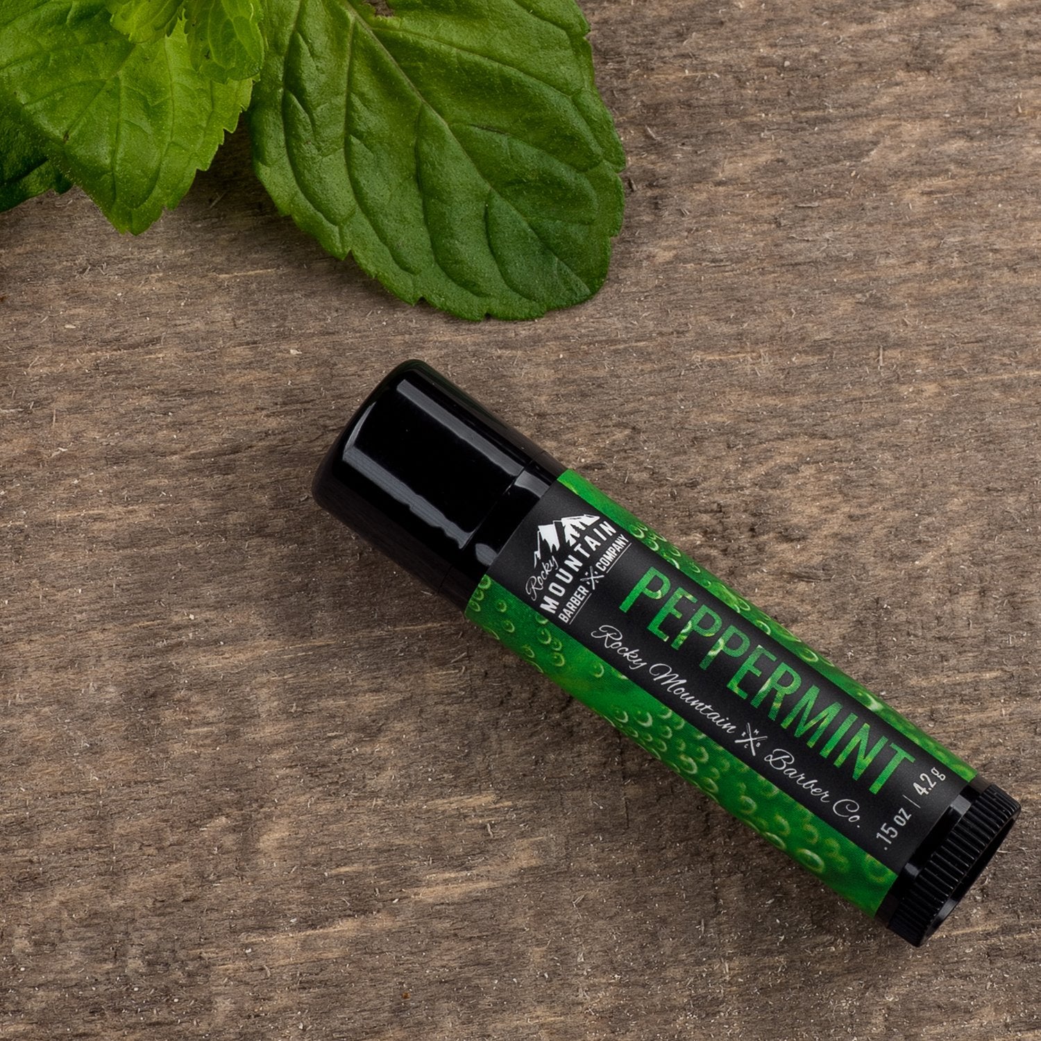 Rocky Mountain Barber Company bálsamo labial menta, sensación fresca para el cuidado diario.