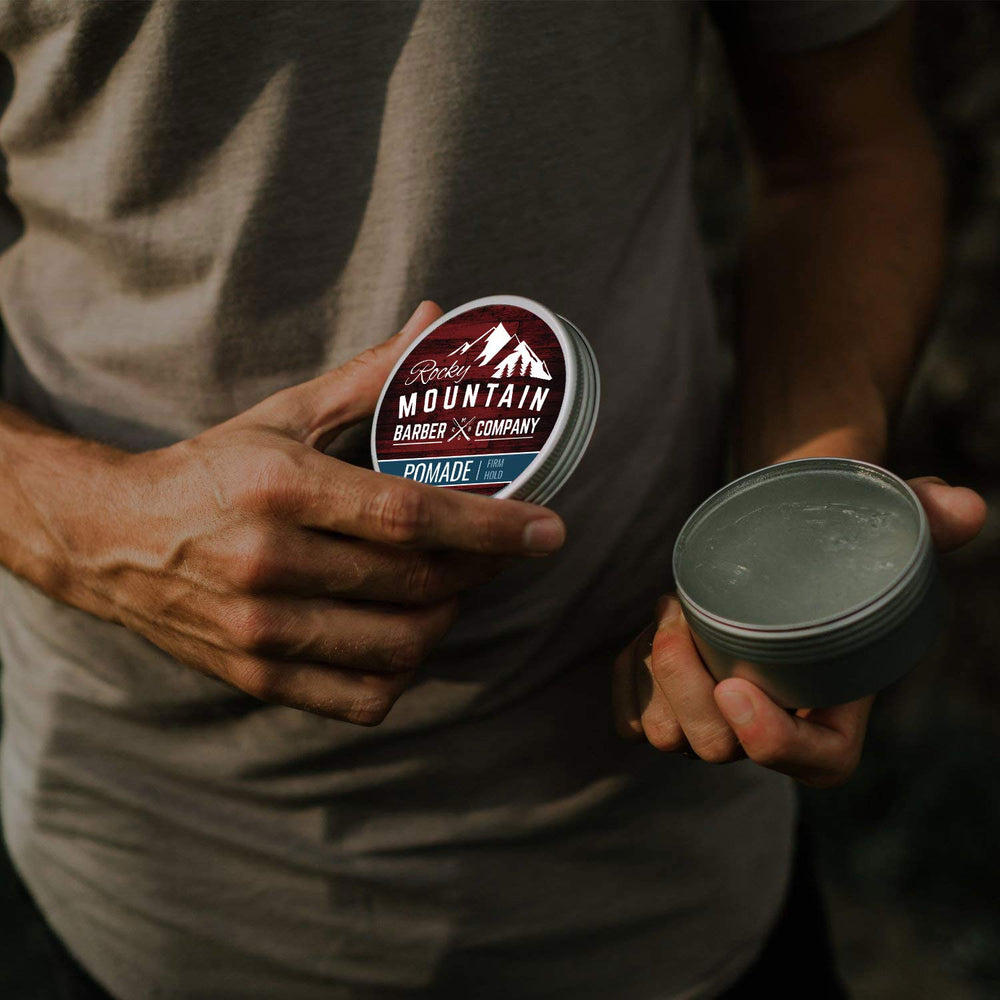 Peinado slick back con la pomada Rocky Mountain Barber Company para acabado definido