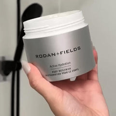Rodan + Fields Hidratación Activa para Cuerpo, aplicación en la palma para distribución uniforme.