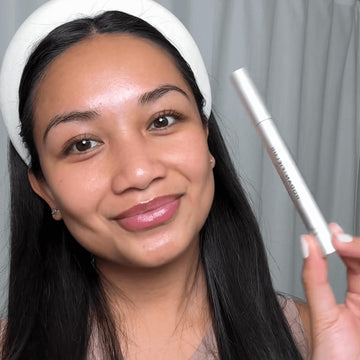 Rodan + Fields suero potenciador de pestañas, textura hidratante que cuida las pestañas.