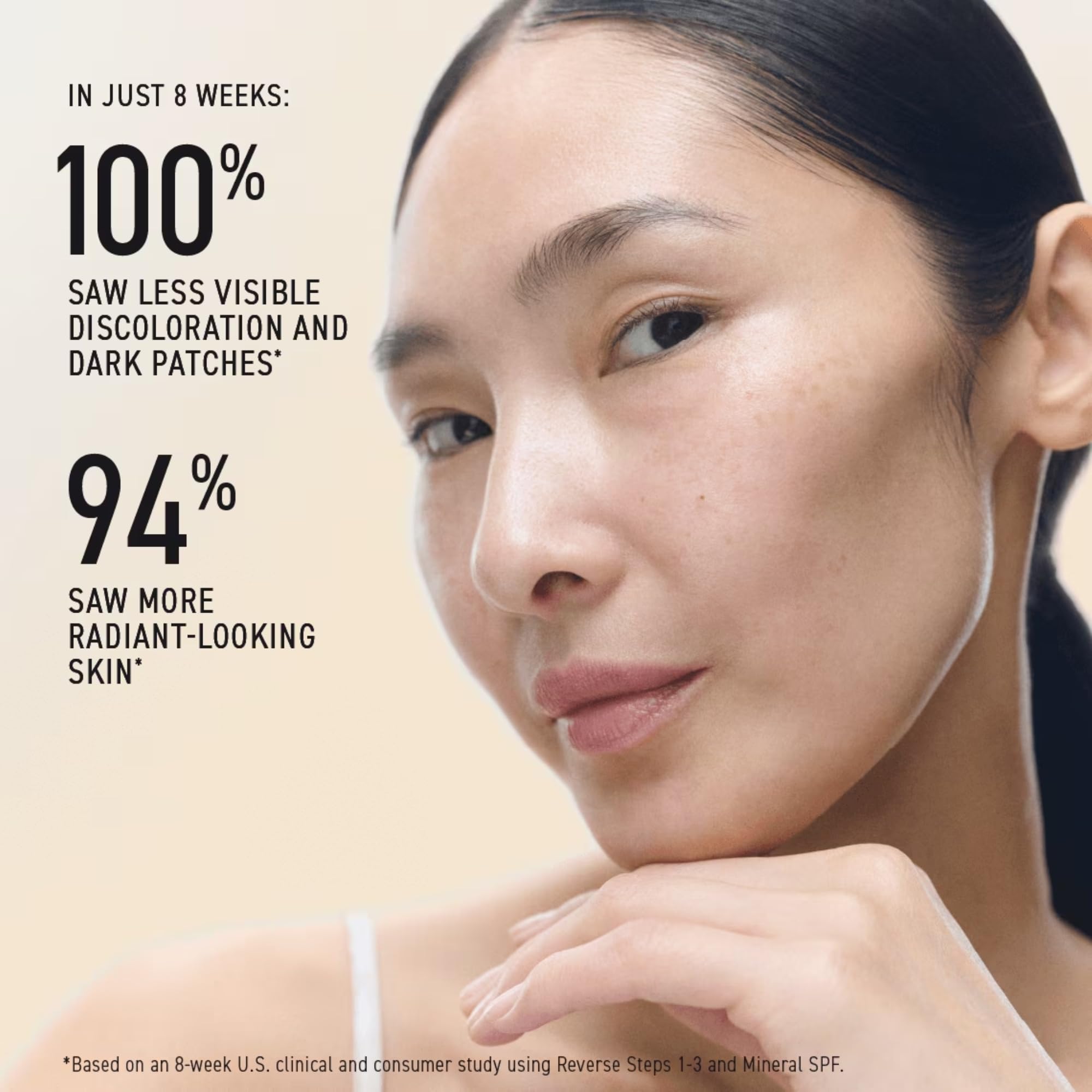 RODAN + FIELDS Reverse Exfoliating Cleanser, aplicación en manos para iniciar rutina facial.