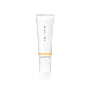 RODAN + FIELDS Reverse Exfoliating Cleanser, botella para limpieza suave diaria.