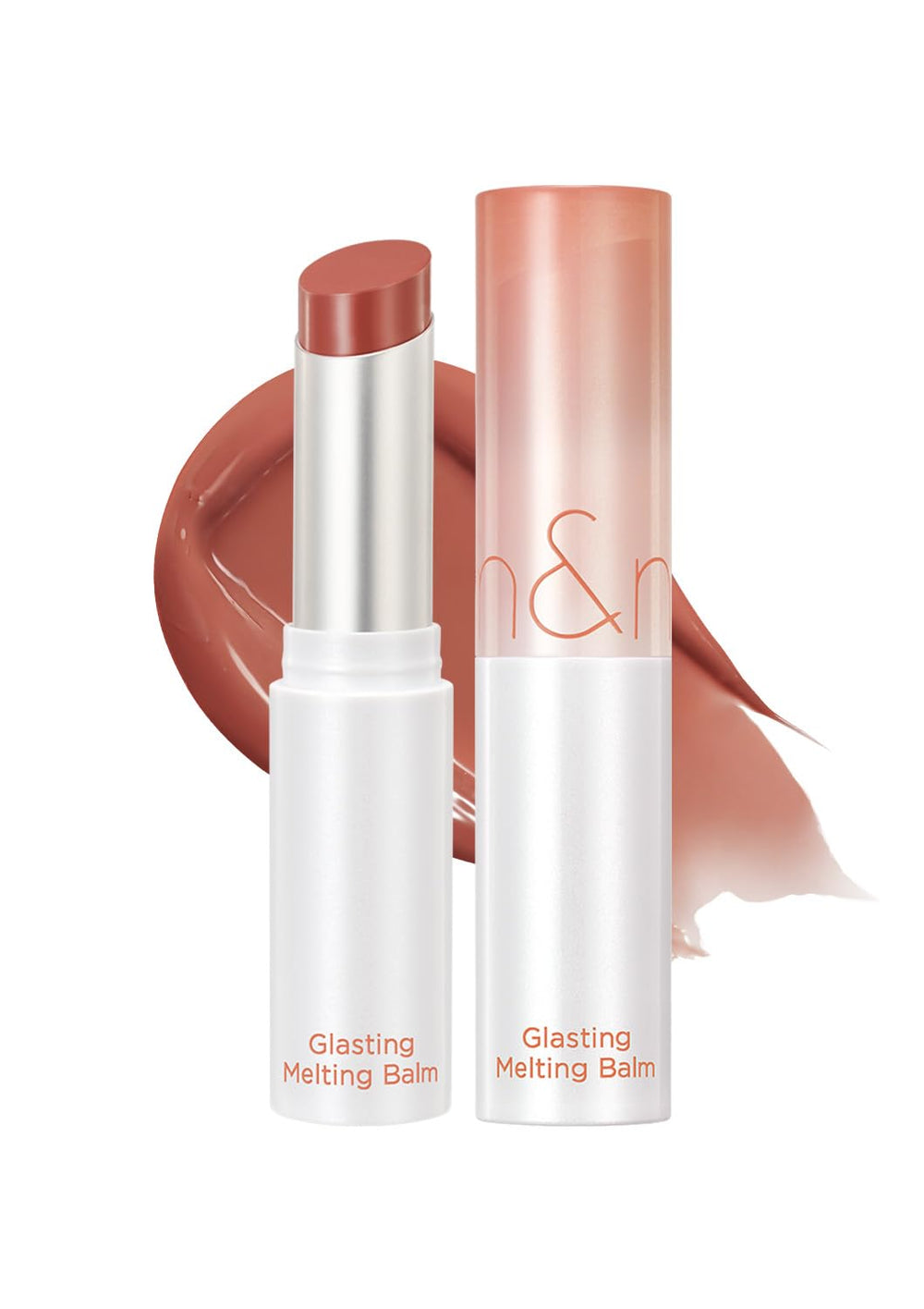 rom&nd GLASTING MELTING BALM 05 Nougat Sand en envase ergonómico, ideal para retoques diarios.