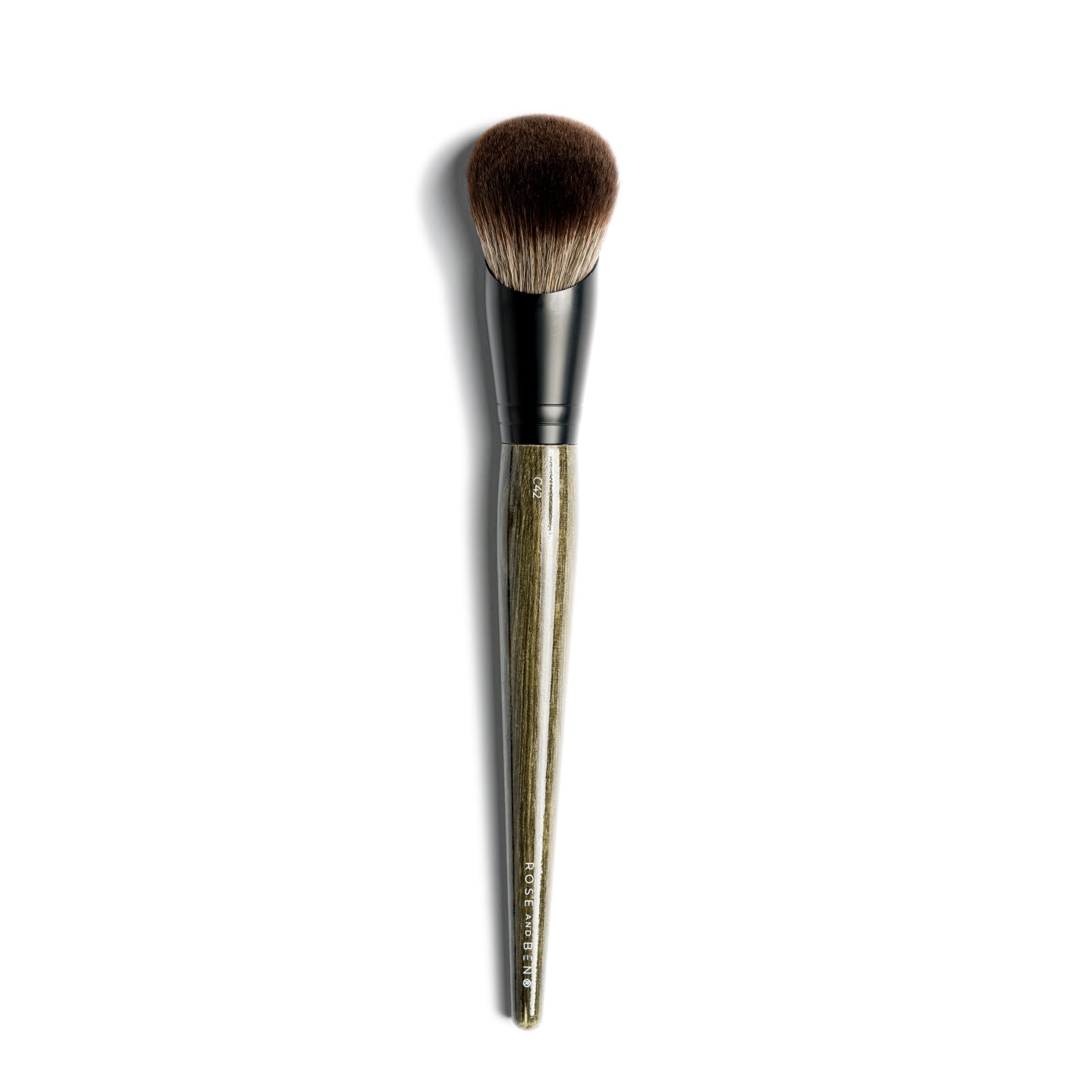 Pincel C42 de Rose and Ben Beauty, acabado suave y uniforme.
