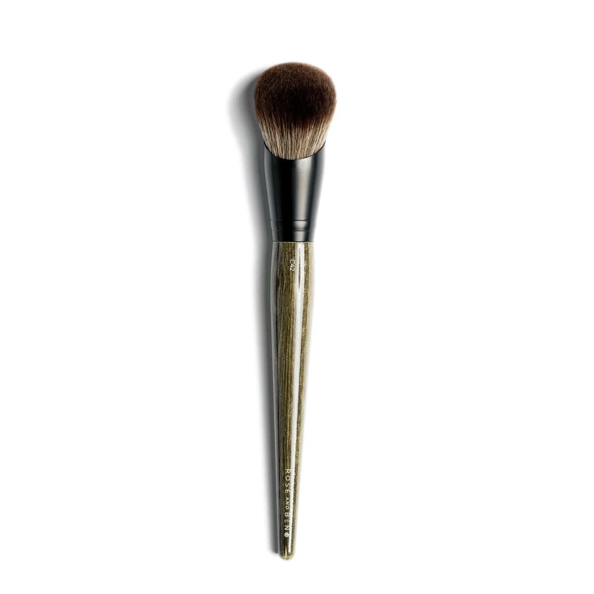 Pincel C42 de Rose and Ben Beauty, acabado suave y uniforme.