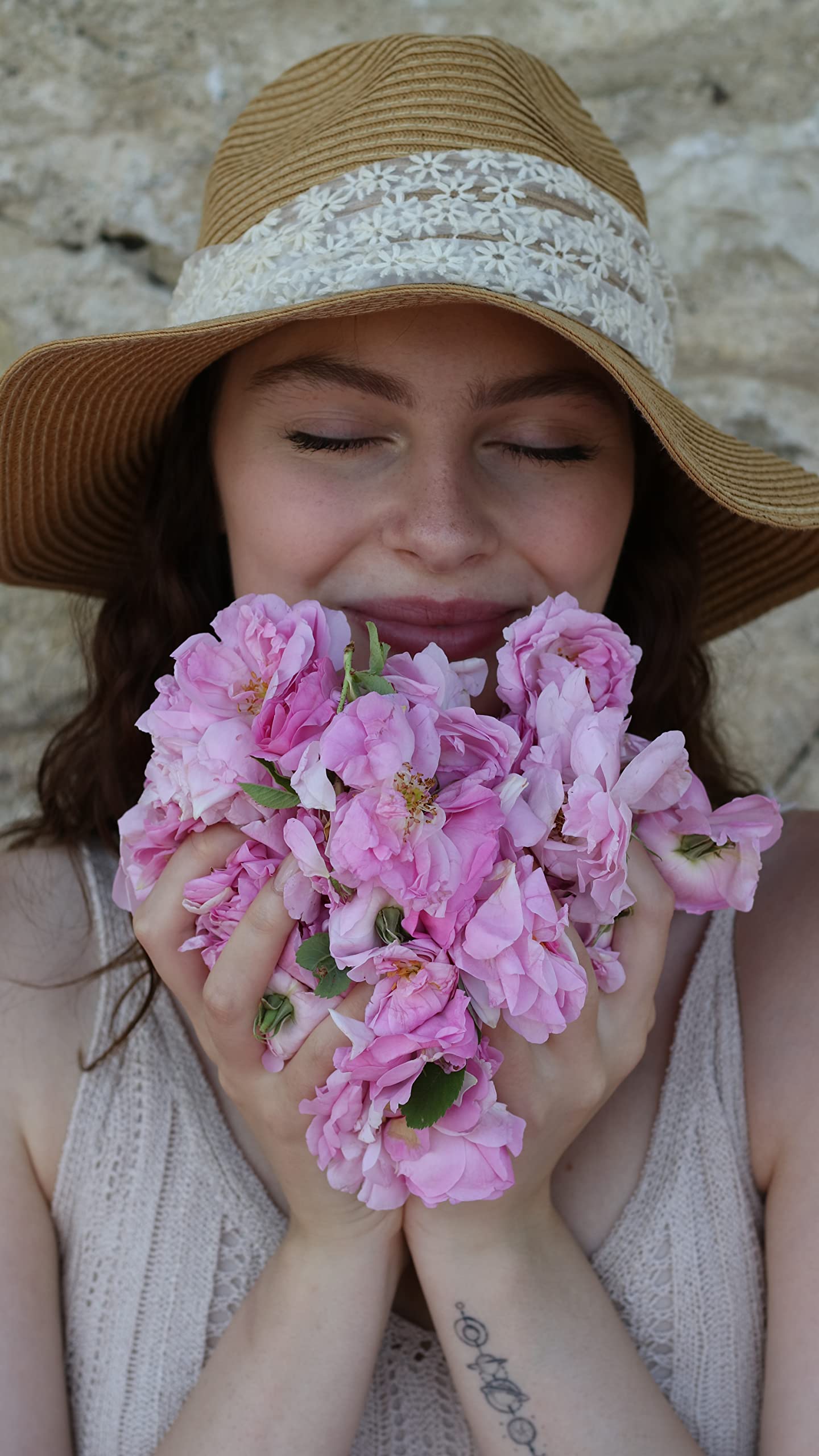Envase de vidrio Rosense protege la pureza de la agua de rosas.