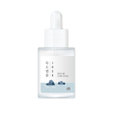 ROUND LAB 1025 Dokdo Ampoule en envase claro, facilita hidratación suave.
