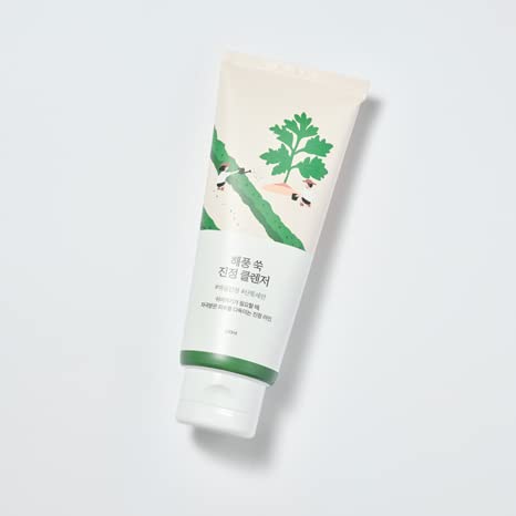 ROUND LAB Mugwort Calming Cleanser, textura cremosa que se emulsiona al contacto con agua.