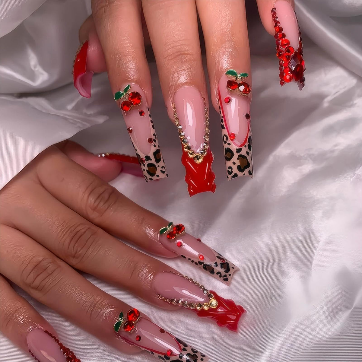 RTKHFZE uñas con punta francesa roja, lazo y cristales para un look elegante