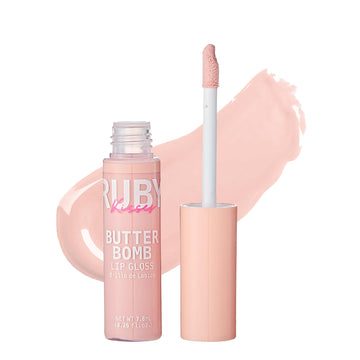Ruby Kisses Butter Bomb Gloss en tono nude natural, acabado suave e hidratación.