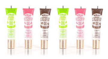Ruby Kisses Broadway Vita-Lip Gloss Pack Front, empaque elegante para llevar y hidratar labios.