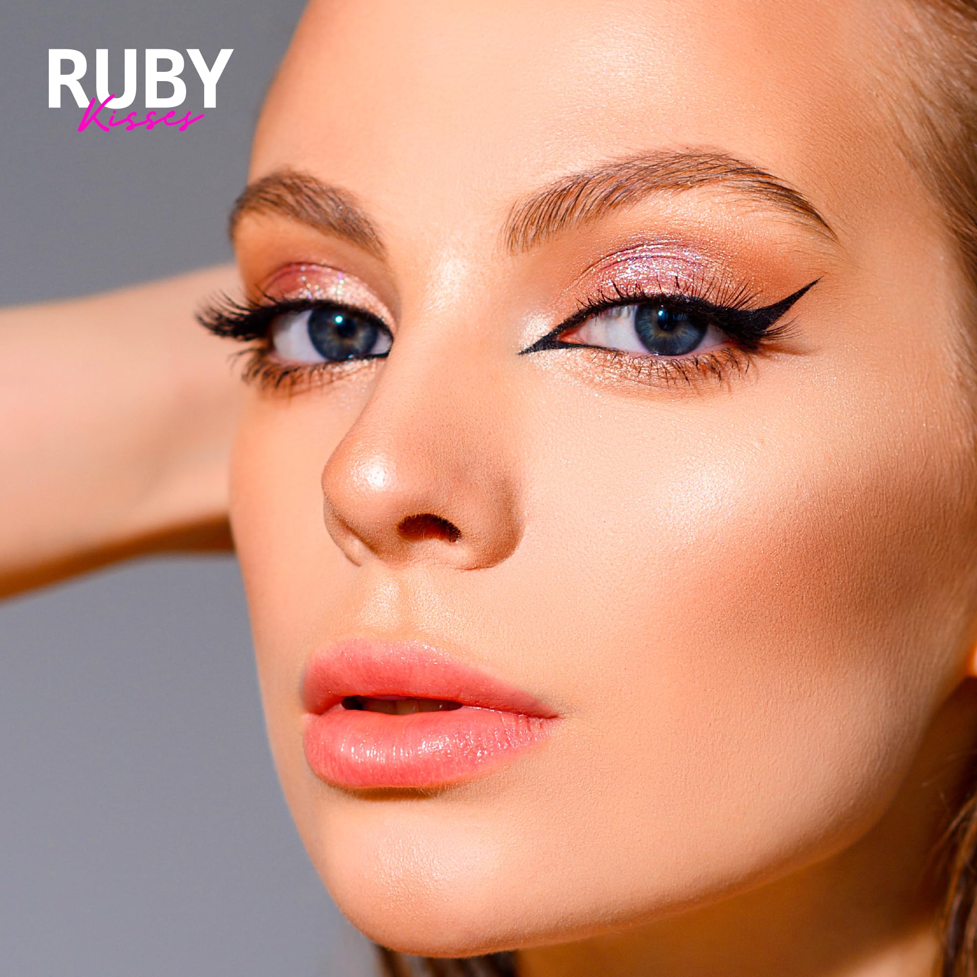 Delineador Ruby Kisses resistente al borado para mayor duración.