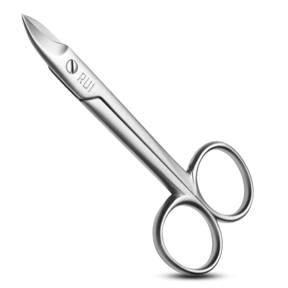 Tijeras Rui Smiths Pro Precision en la mano para cortes precisos y controlados.