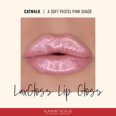LuxGloss de Runway Rogue aporta brillo perlado que realza la textura de los labios.