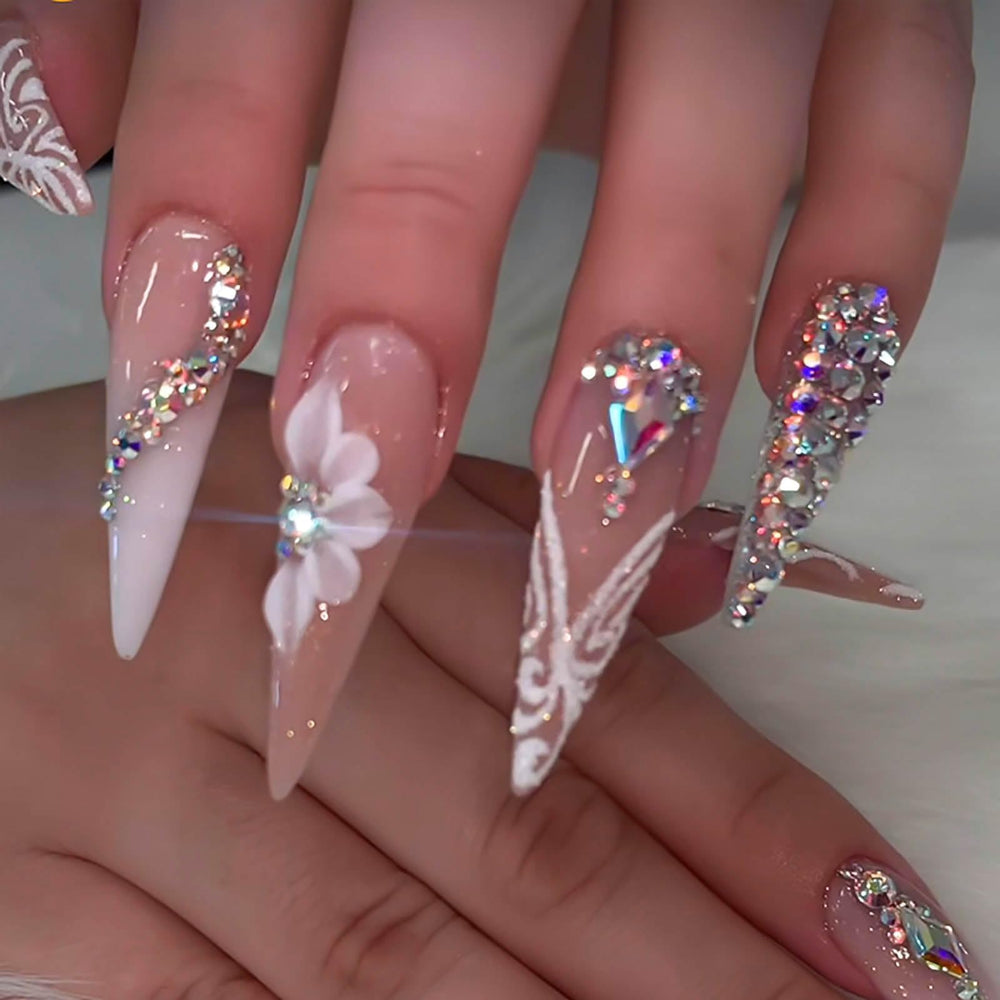 Diseño blanco ombré con brillo para un acabado suave y elegante.