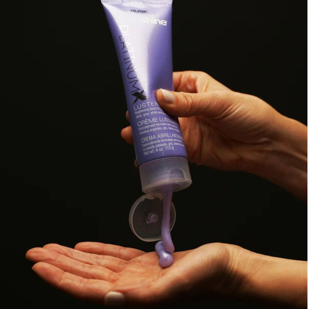 RUSK PlatinumX Lusterizer neutraliza amarillamiento y realza el color con pigmento violeta.