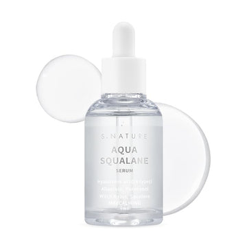 S.NATURE Aqua Squalane Serum, botella iluminada, hidratación suave para piel cansada.
