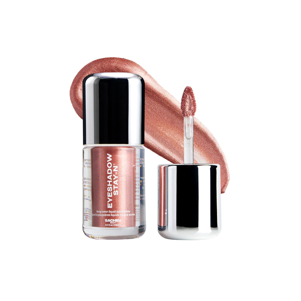 Sacheu Eyeshadow STAY-N con aplicador suave para una aplicación precisa.