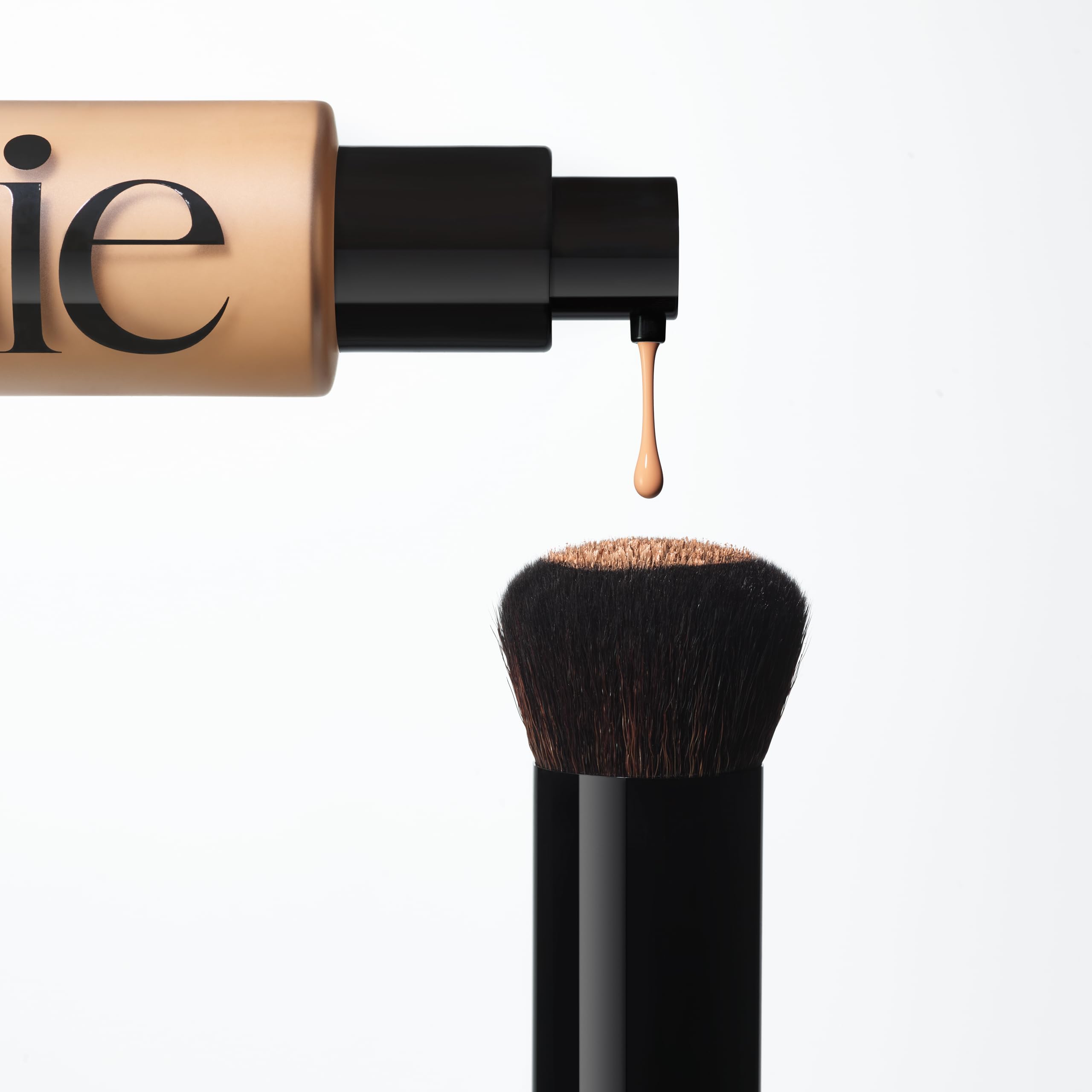 Cuidado y limpieza fáciles de la brocha Saie The Base Foundation Brush