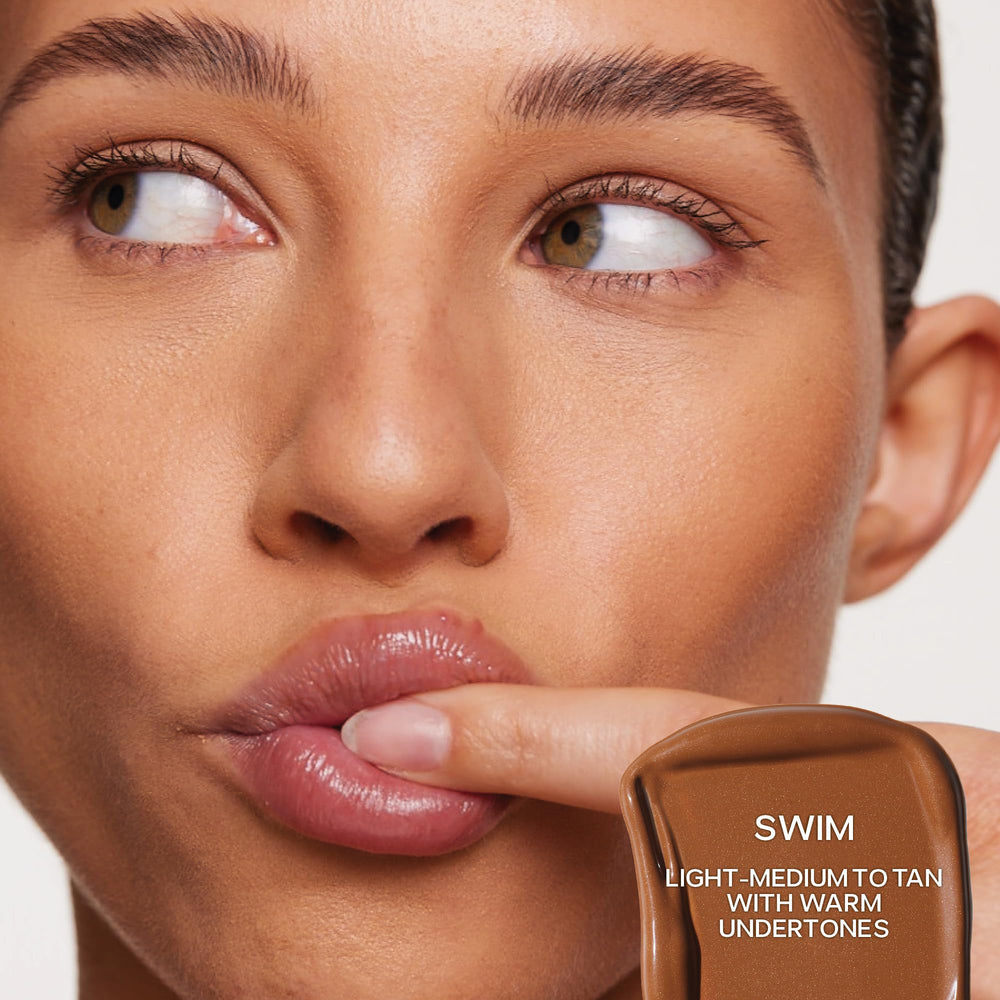 Muestra de Saie Dew Bronze en la piel para un tono bronceado favorecedor.