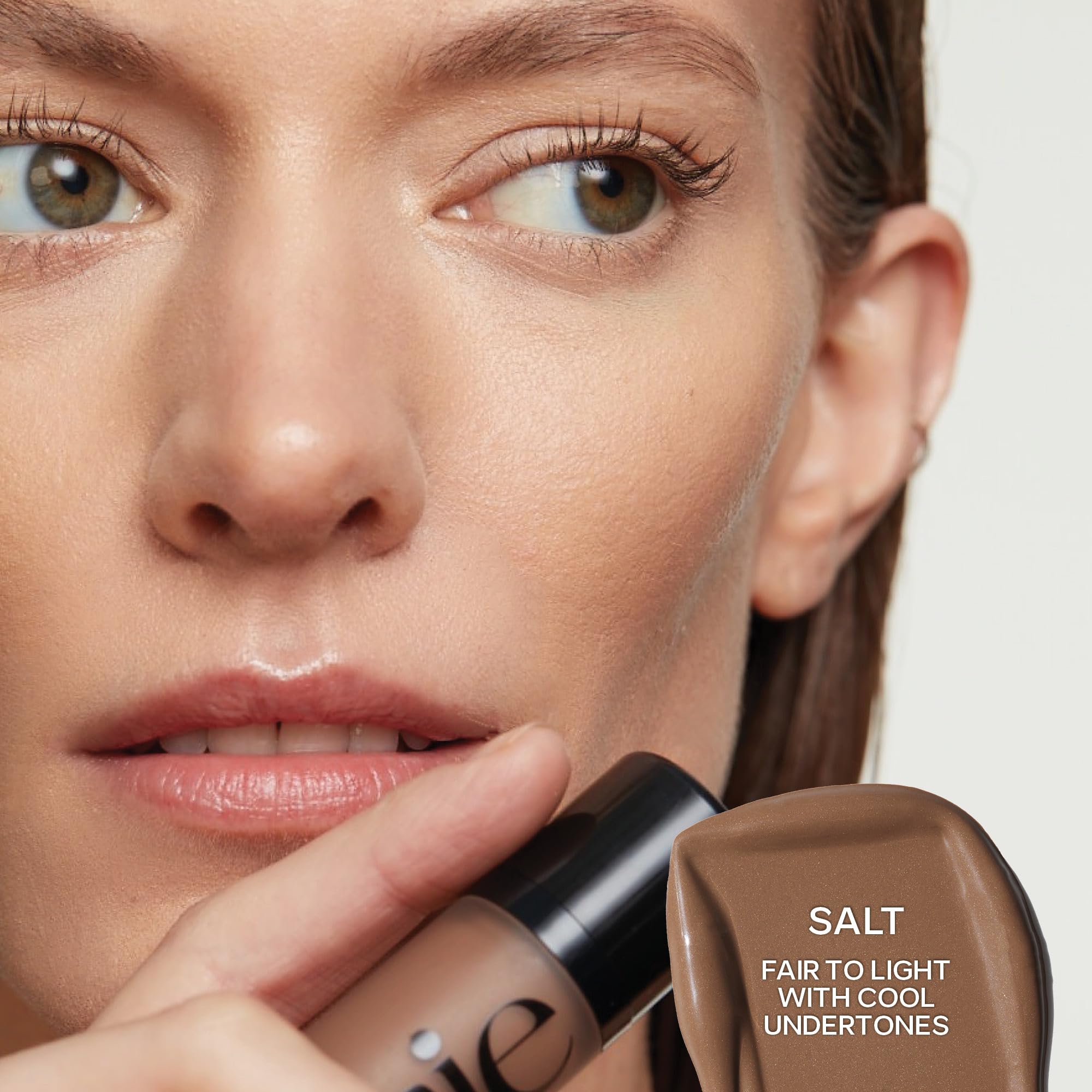 Saie Dew Bronze: textura ligera para mezcla uniforme y natural.