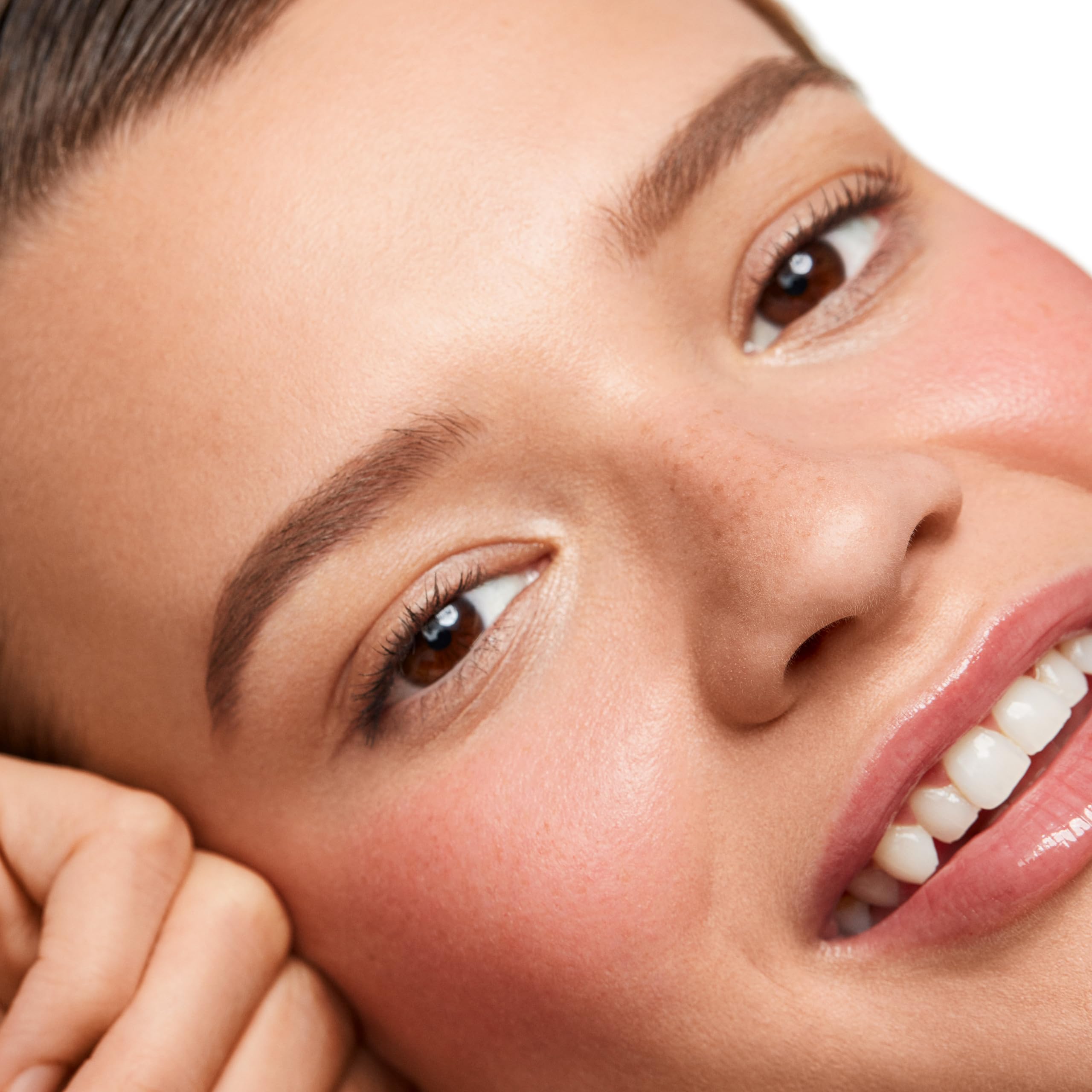 Saie Dew Liquid Blush contient des extraits végétaux pour hydratation et éclat.