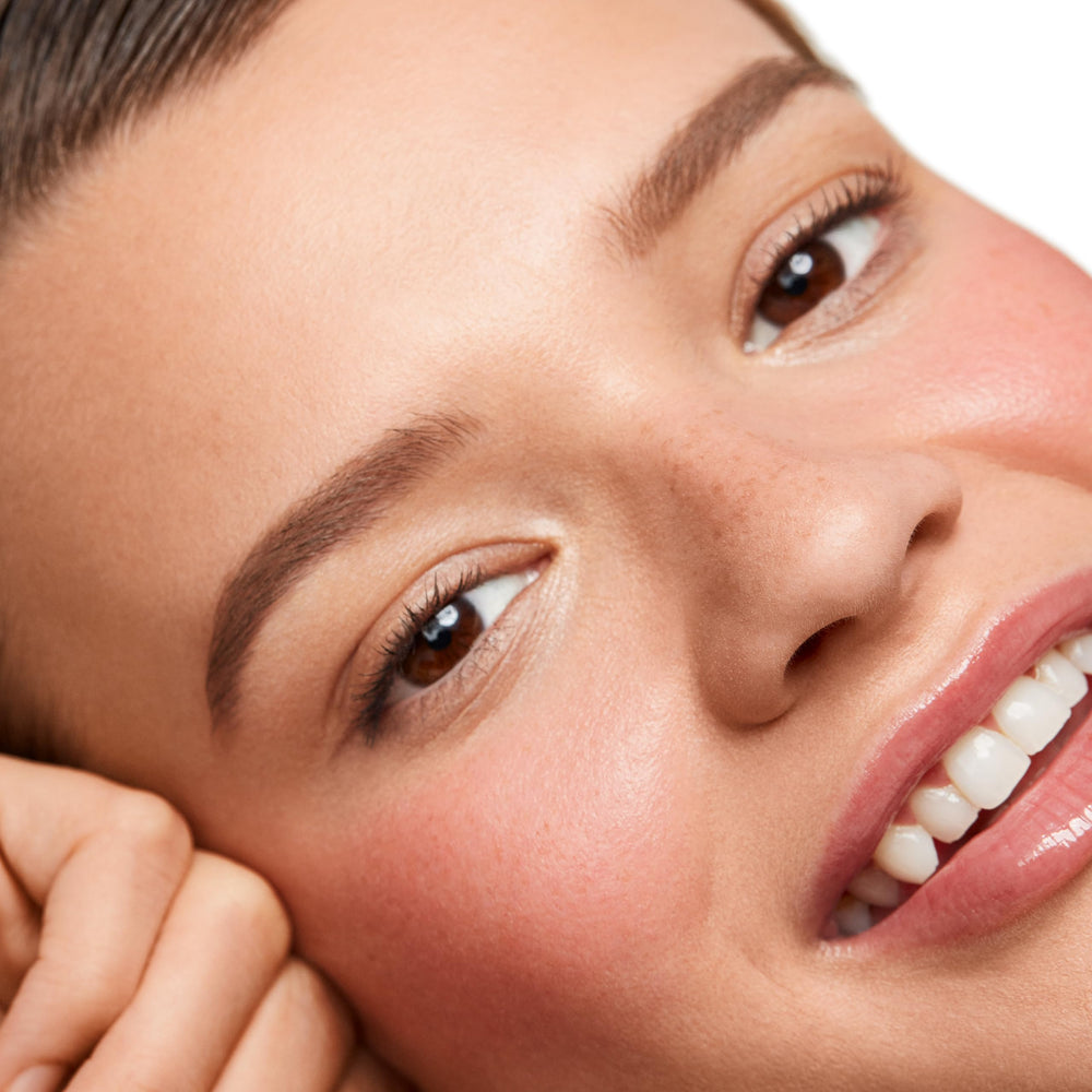 Saie Dew Liquid Blush contient des extraits végétaux pour hydratation et éclat.