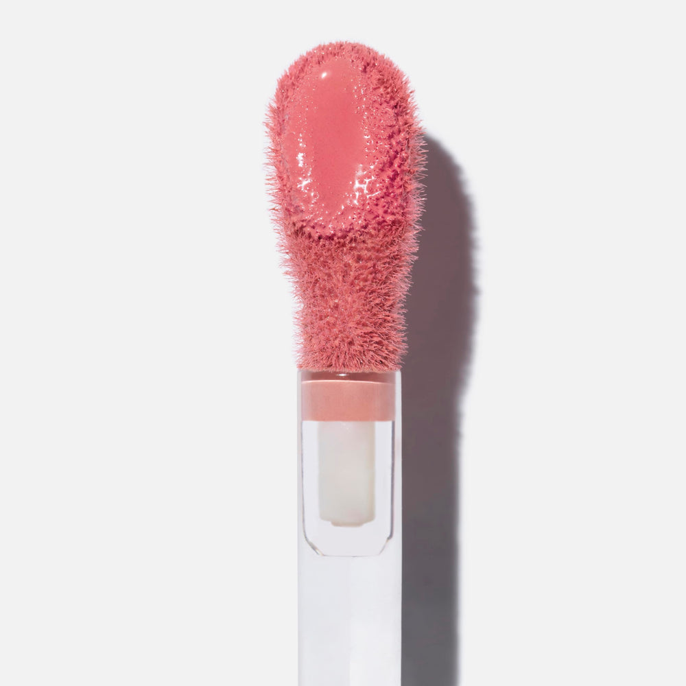 Saie Dew Liquid Blush texture creme lumineuse se fond dans la peau pour un effet lumineux.