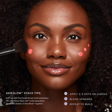 Saie Dew Liquid Blush Trio Baby teinte rose sur les pommettes
