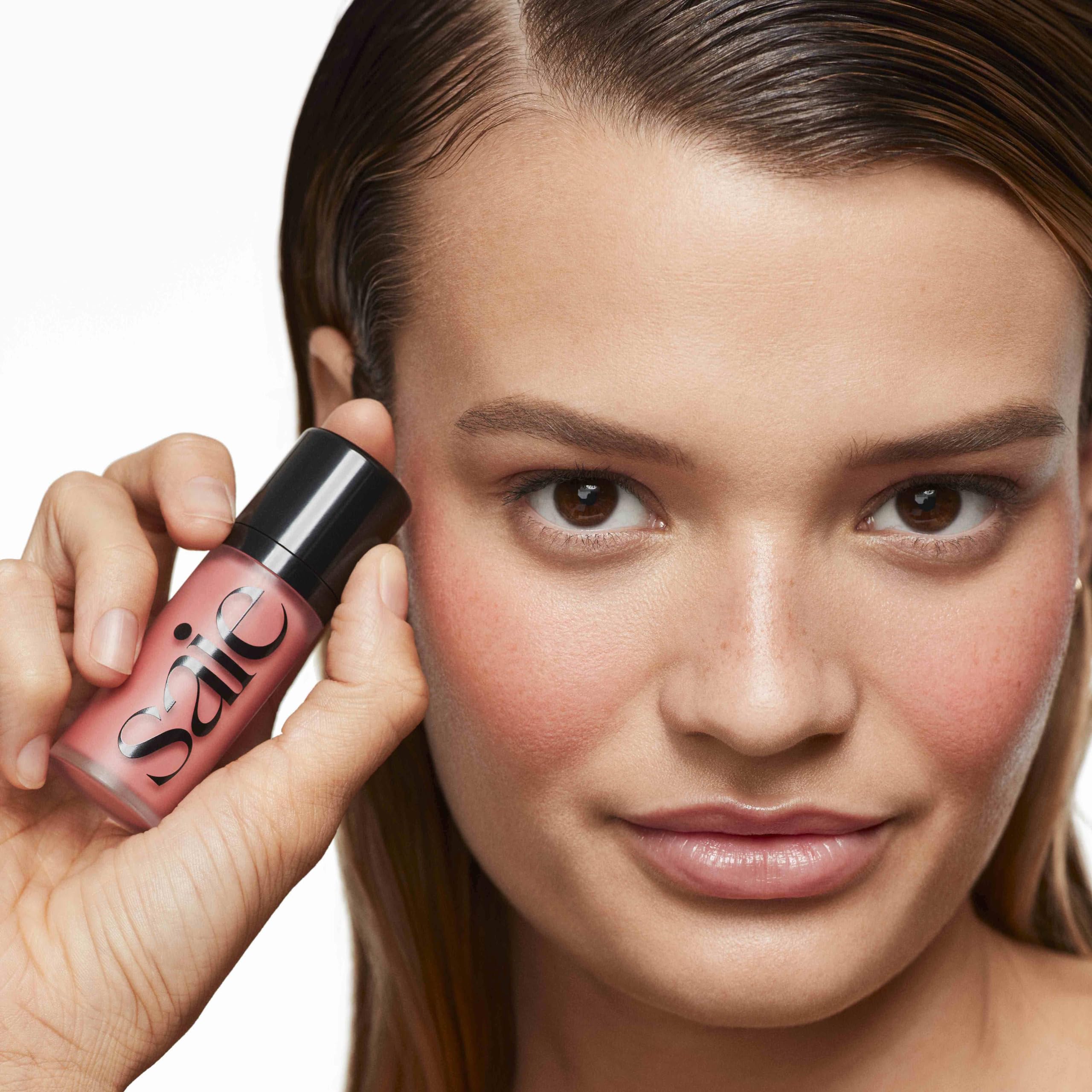 Saie Dew Liquid Blush peut être utilisé sur les joues pour un flush discret.
