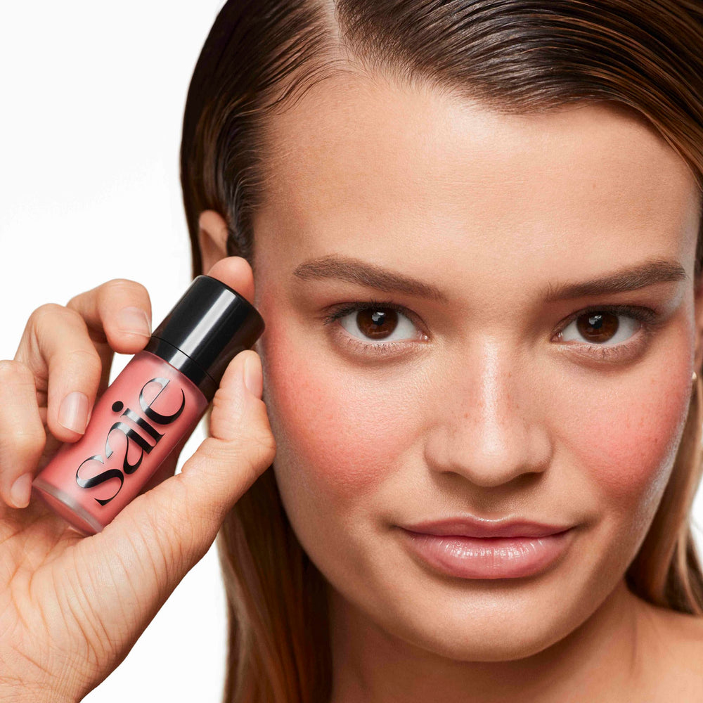 Saie Dew Liquid Blush peut être utilisé sur les joues pour un flush discret.