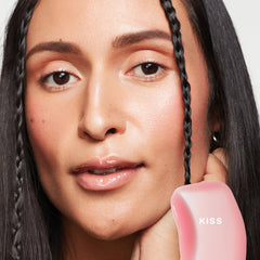 Saie Glossybounce con tinte ligero aporta color natural y hidratación al instante.