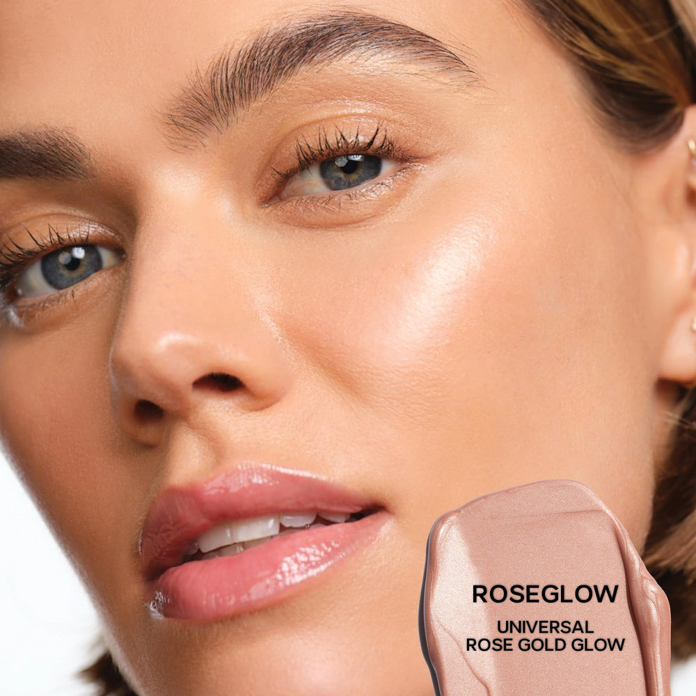 Aplicación con bomba de Saie Glowy Super Gel para un brillo suave.
