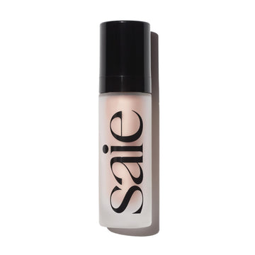 Saie Glowy Super Gel en botella ofrece brillo roseglow para la piel.