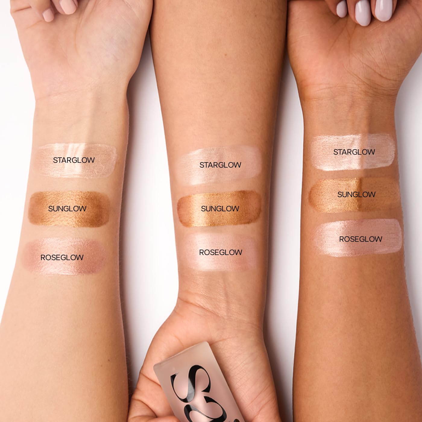 Iluminación del escote con Saie Glowy Super Gel para efecto piel de vidrio.