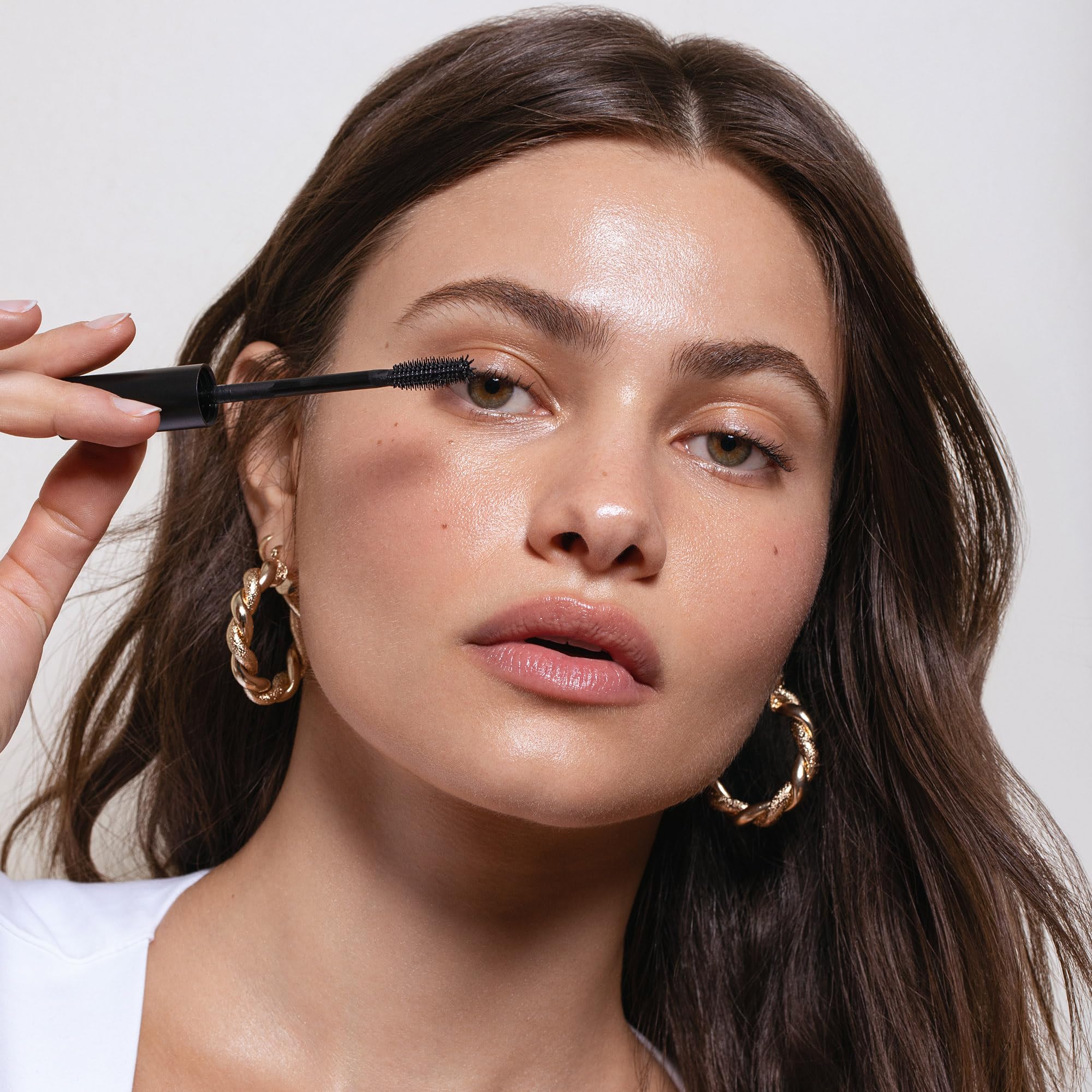 Saie Mascara 101 acabado sedoso que cuida y suaviza las pestañas.