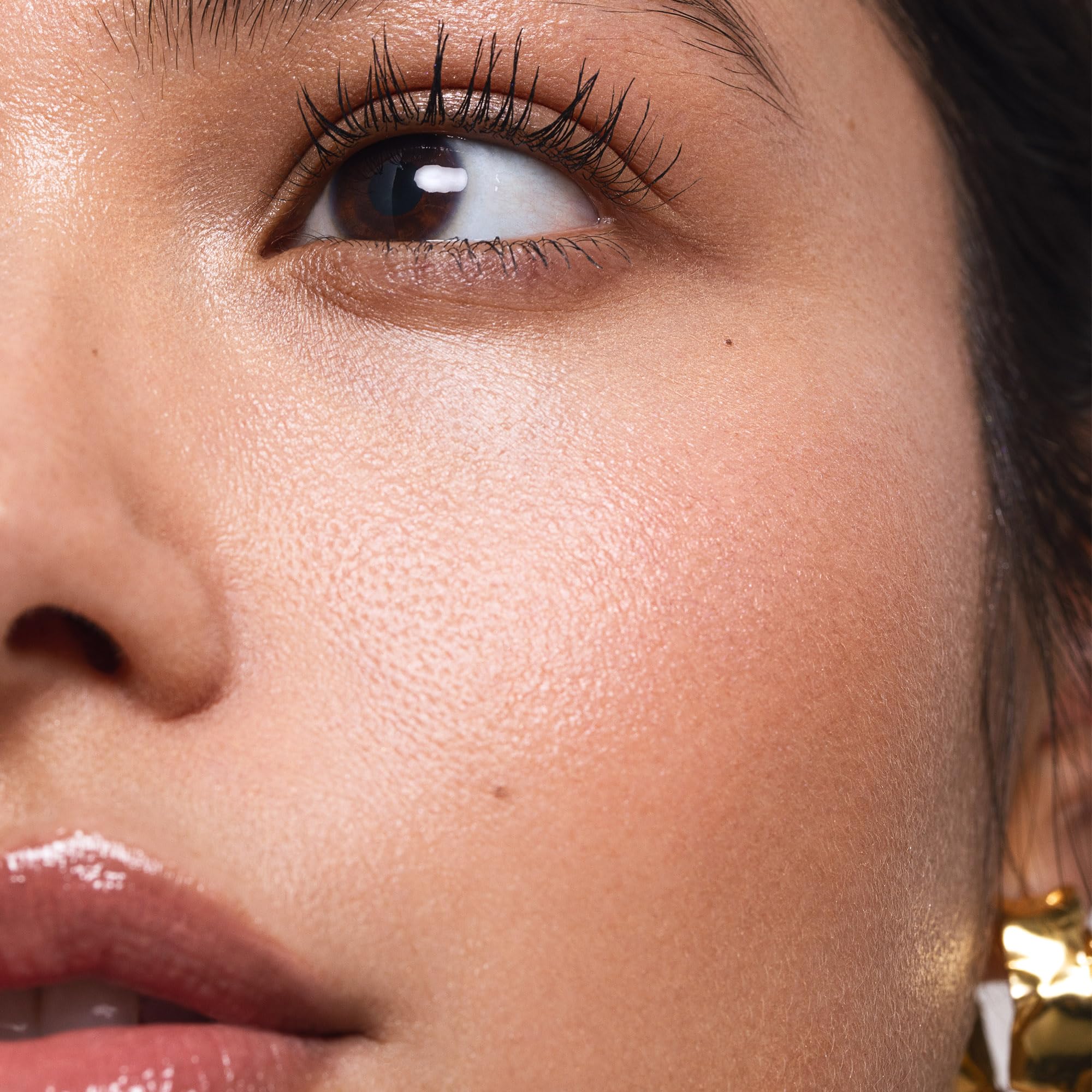 Saie Mascara 101 aplicación en pestañas superiores para mayor volumen.