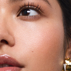 Saie Mascara 101 aplicación en pestañas superiores para mayor volumen.