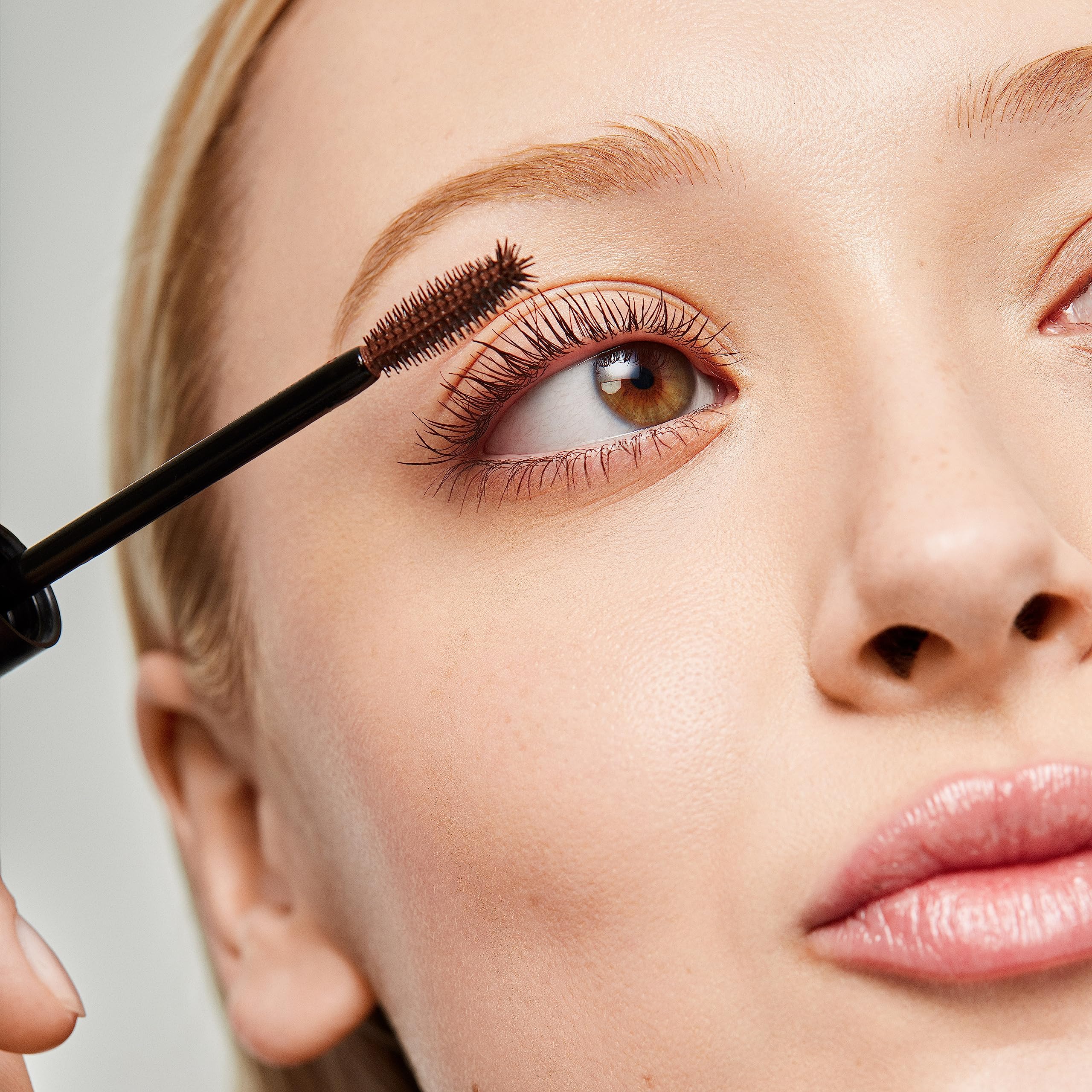Saie Mascara 101: complejo hidra-mineral y arginina fortalecen pestanas.
