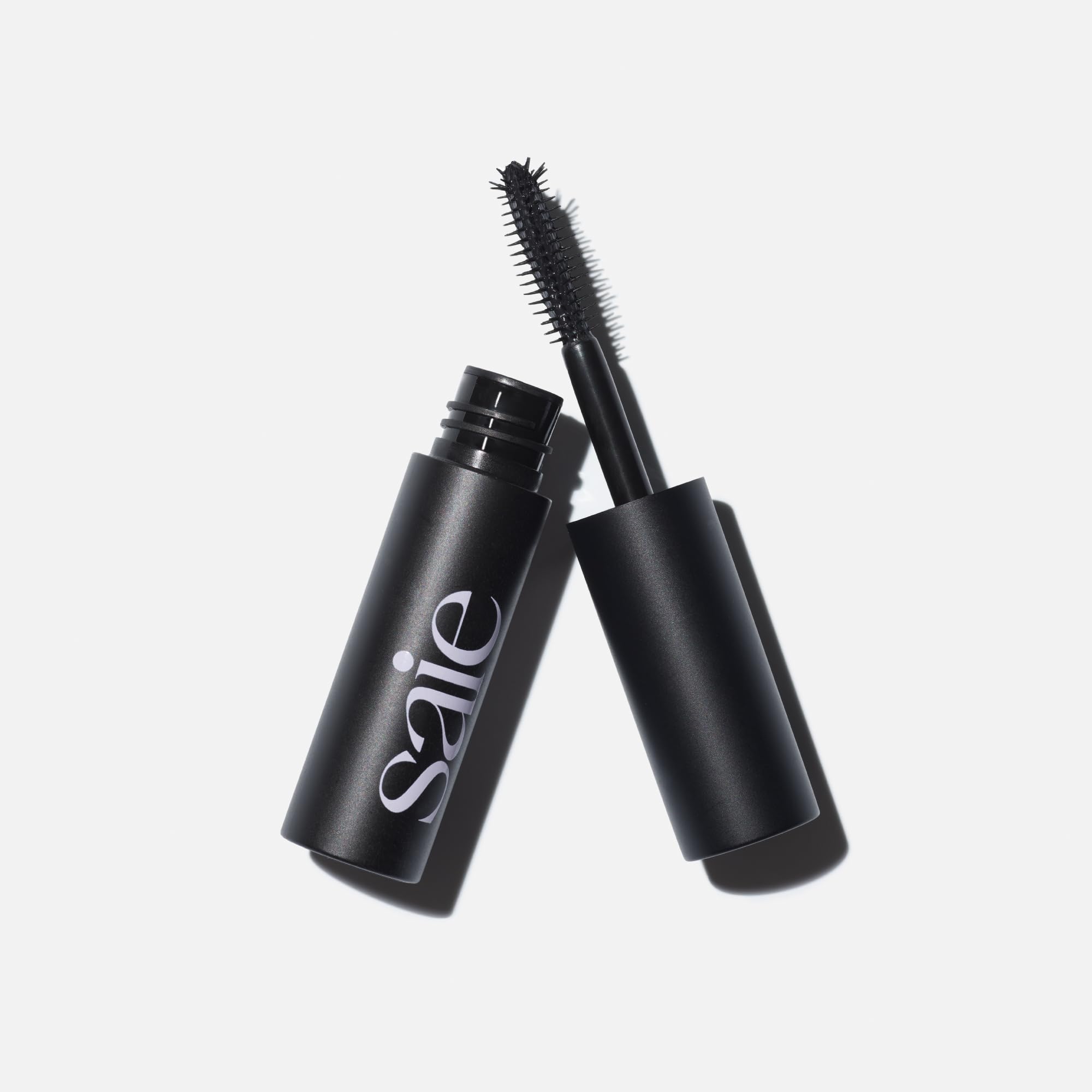 Saie Mini Mascara 101, dos a tres capas para mayor volumen e impacto.